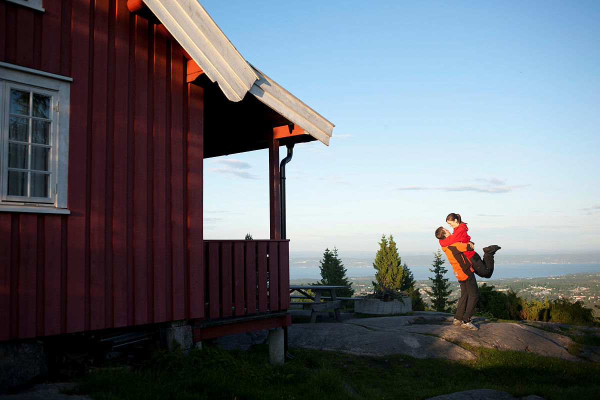 VAKKERT: Hovdehytta i Vestmarka er en flott selvbetjent hytte med fantastisk utsikt og 8 sengeplasser.