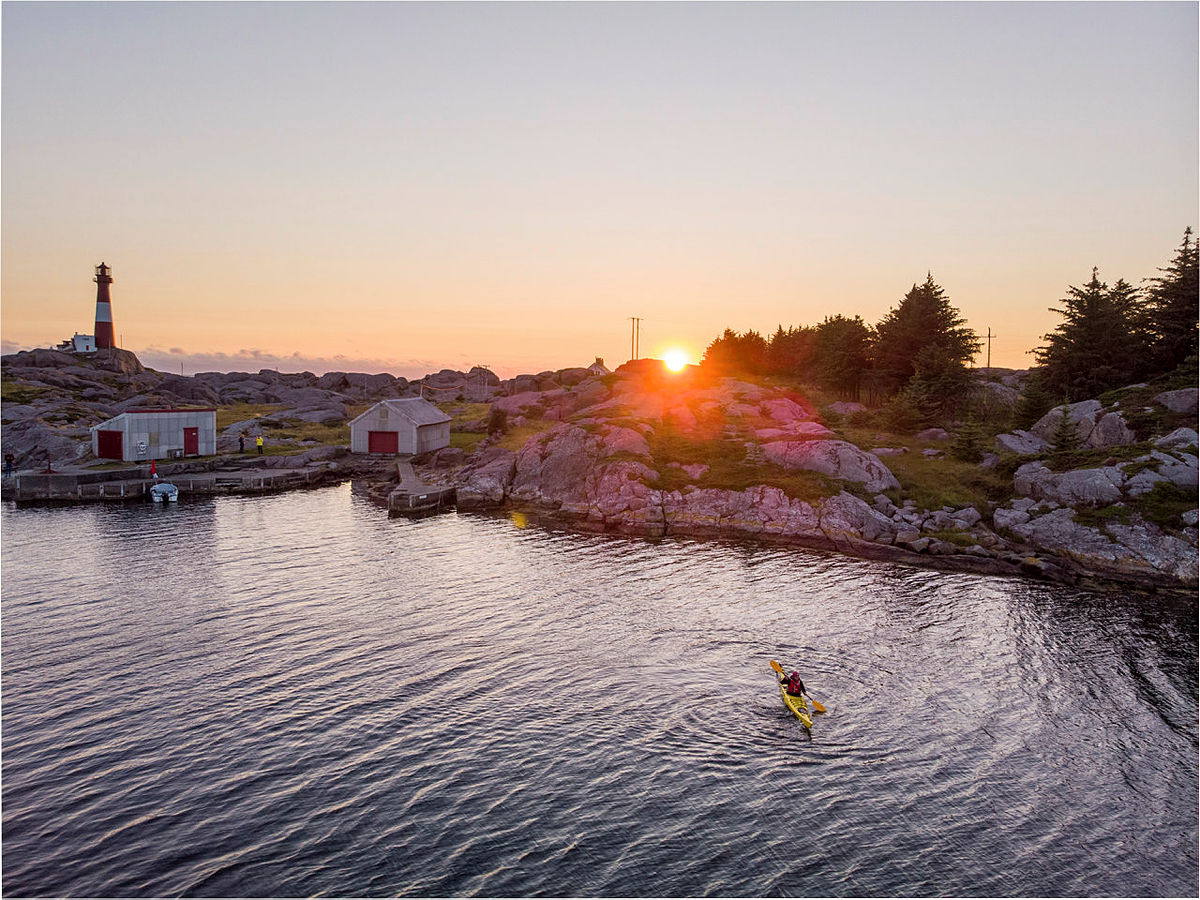 KYSTEVENTYR: Eigerøy fyr er selve definisjonen på et kysteventyr. Her kan du blant annet nyte en padletur i kajakk i slående vakker solnedgang.