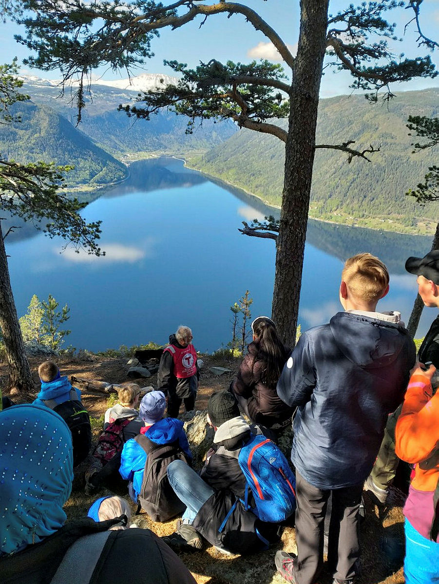 I Tinn og Rjukan besøkte åttendeklassingene Gjuvhovd med fantastisk utsikt mot Gaustatoppen