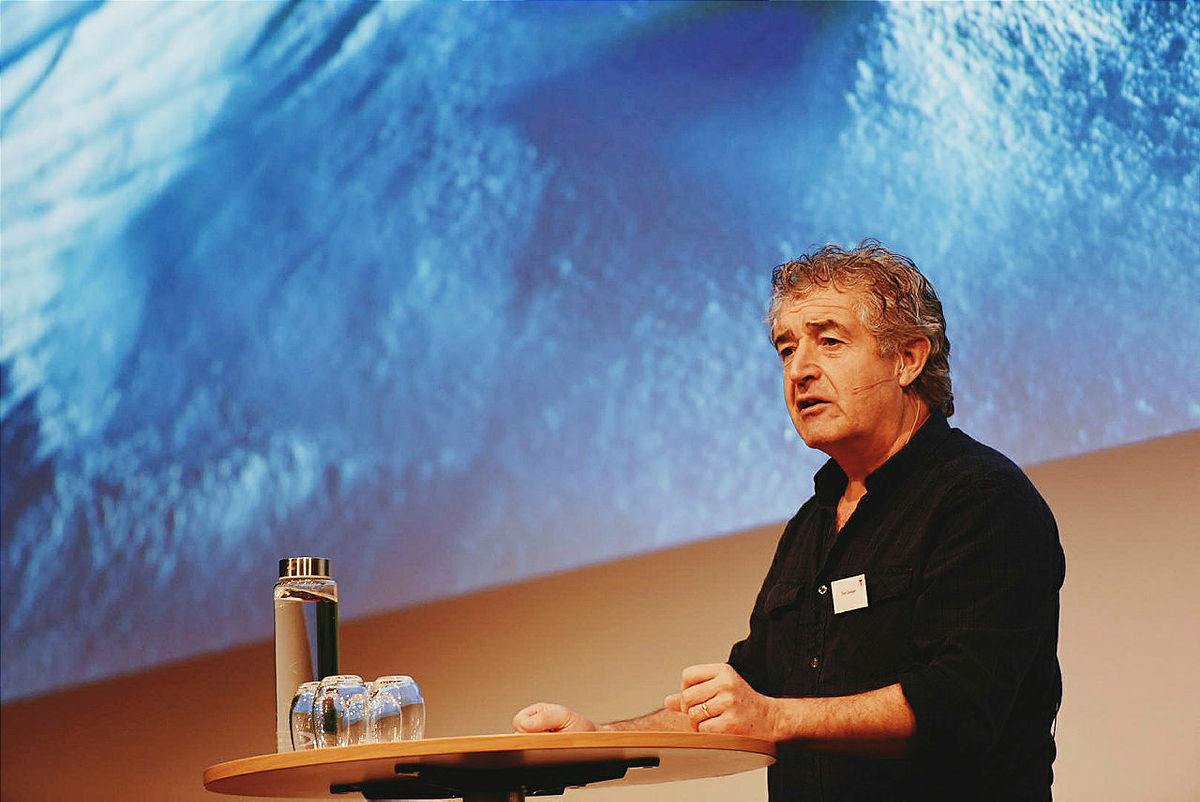– Hvorfor tillater vi at klimaendringene når det fins så gode alternativer, spurte Tony Juniper.