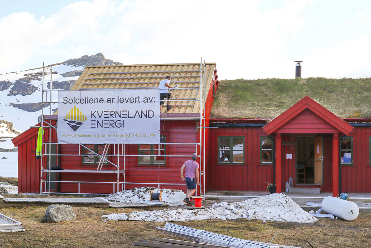 MER MILJØVENNLIGE TIDER: Kverneland Energi leverte 130 solcellepanel på Stranddalen turisthytte i fjor. Nå sparer Stranddalen 3000 liter diesel i året og stillheten uten aggregatene er til å ta og føle på.