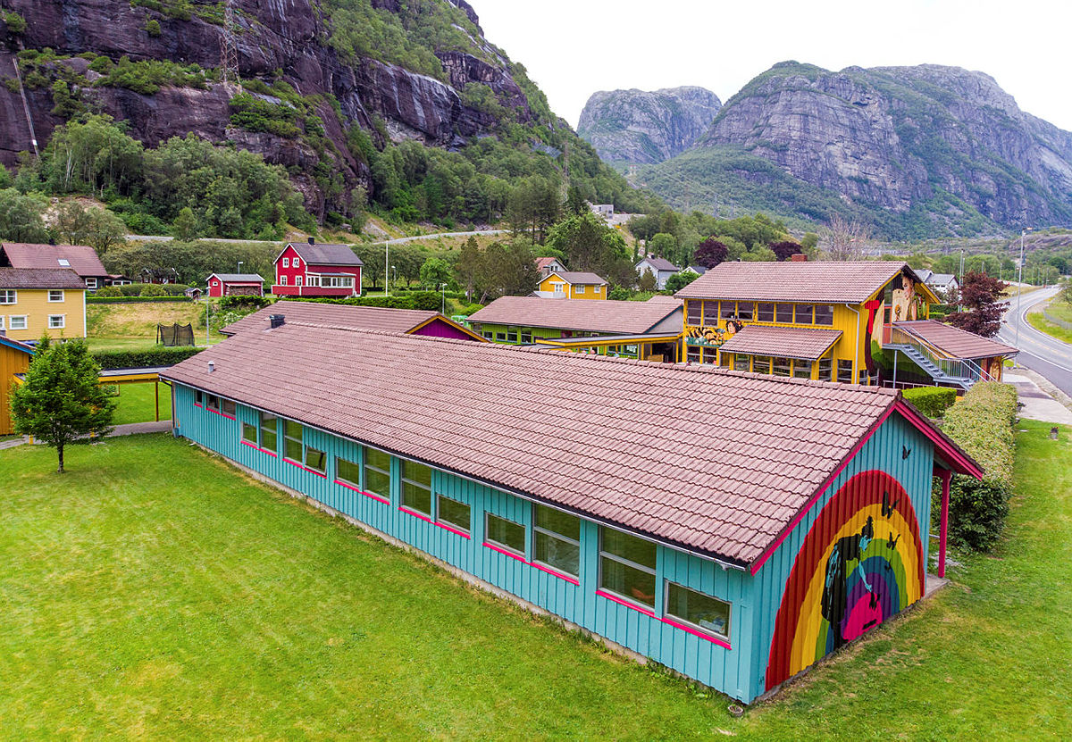 Regnbuehytta, Lysefjorden turisthytte, er nyoppusset og nylig gjenåpnet i alle regnbuens farger. Denne er verdt et besøk i seg selv!