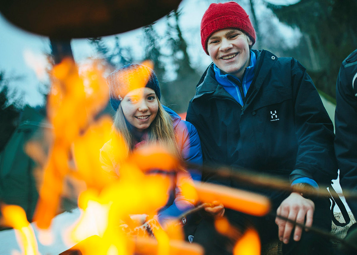 Ved Hovinkoia kan dere varme dere på bålet, grille marshmallows og ta en titt inn i hytta.