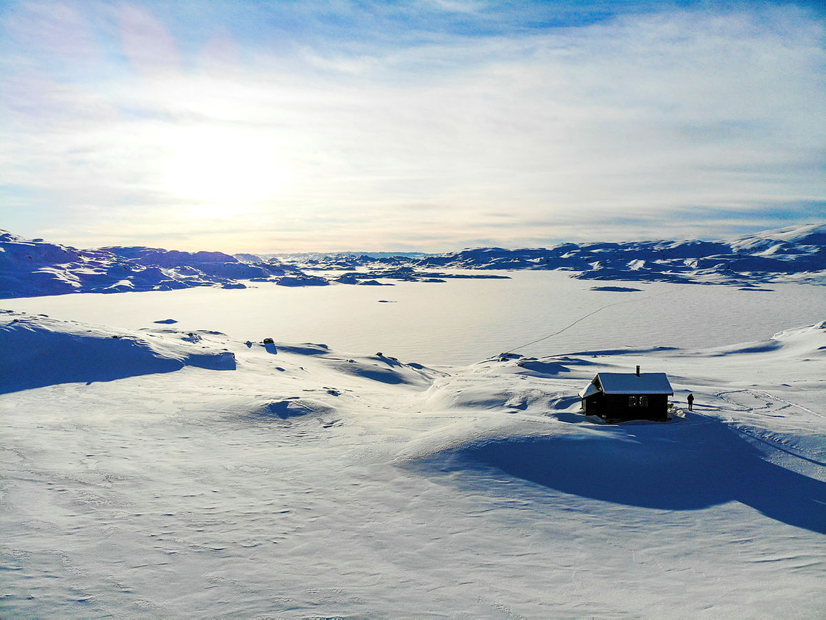 Holmavatnhytta i Ryfylkeheiene. Vinter, snø og sol.