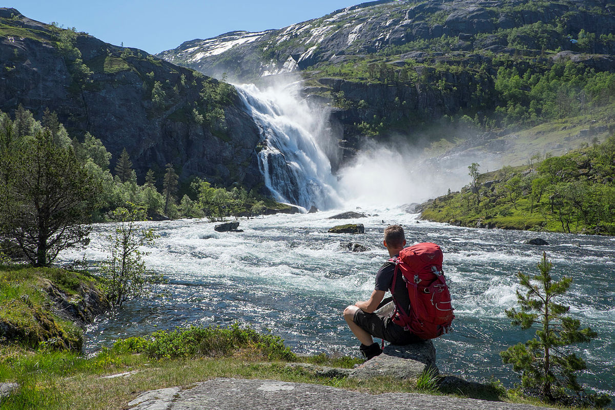 Tur fra Kinsarvik til Stavali turisthytte på Hardangervidda vest. En nydelig tur som går langs flere store fossefall i Husedalen