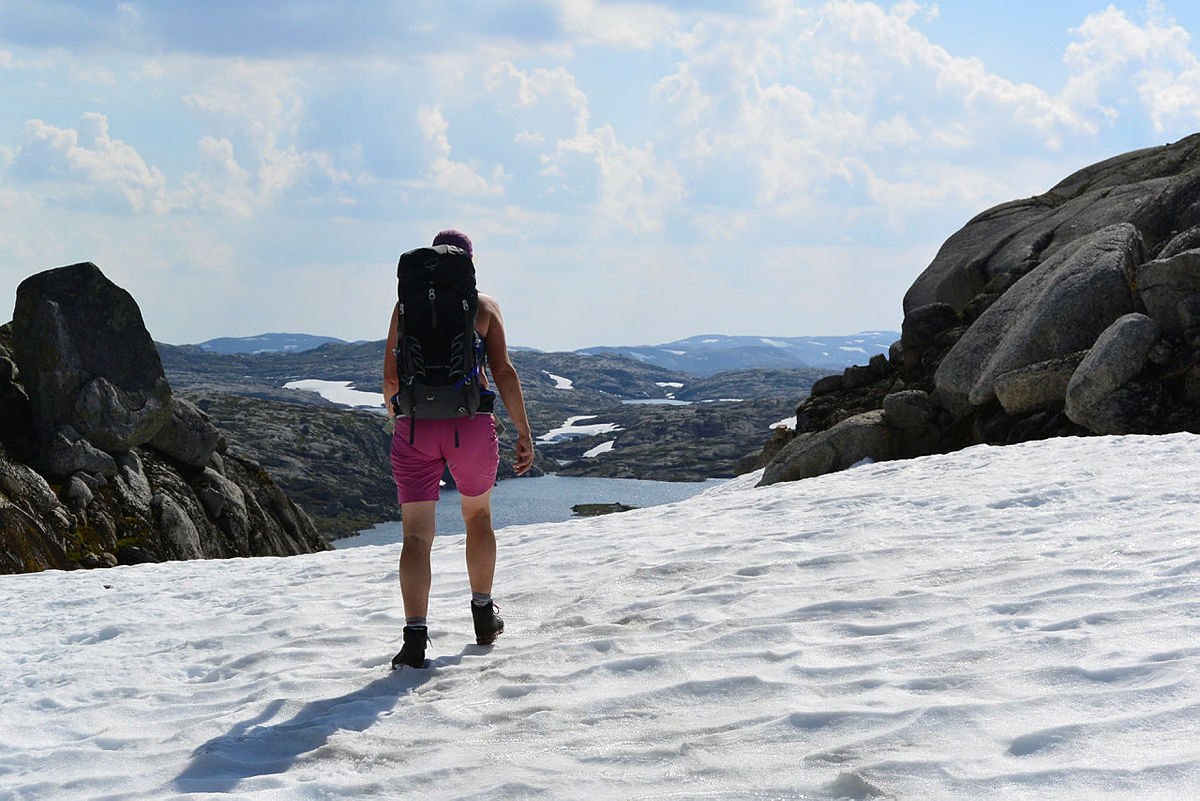 Fortsatt enkelte snøfenner i høyfjellet, men stort sett fast og fin snø å gå på. Her fra området ovenfor Litle Aurådalen.