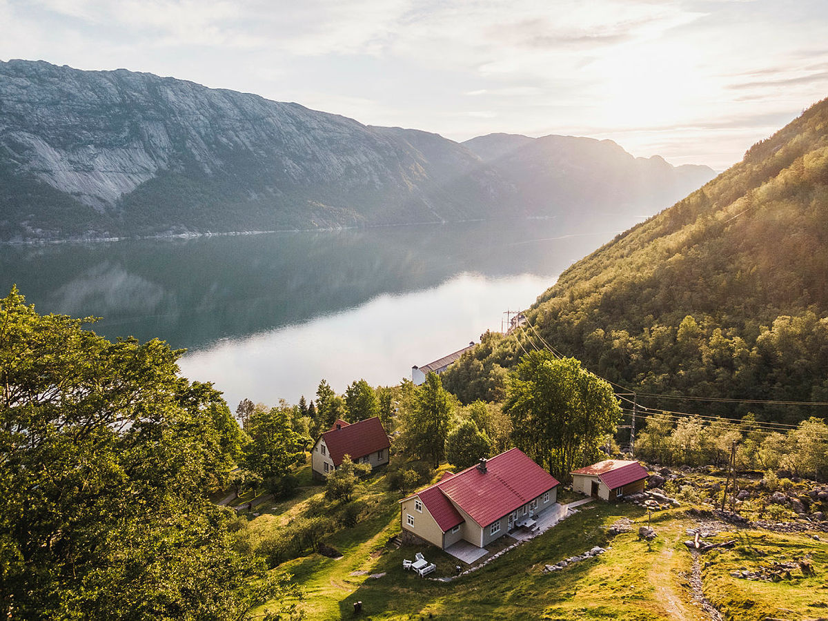 Her, langs den vakre Lysefjorden, kan du få bo og nyte en oktoberhelg i godt selskap.