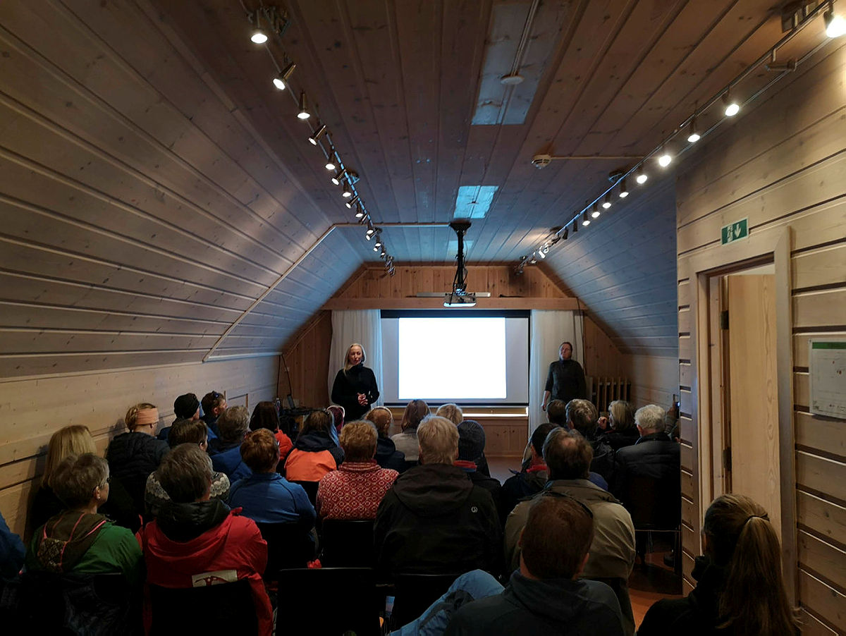 Her holder Gro Knutsen og Jeanne Bøe sitt inspirerende Norge på langs-foredrag.