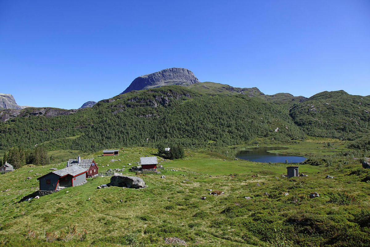 Jonsstølen ligger i Ulvik, 649 moh. Vassfjøro karakteristisk bak.
