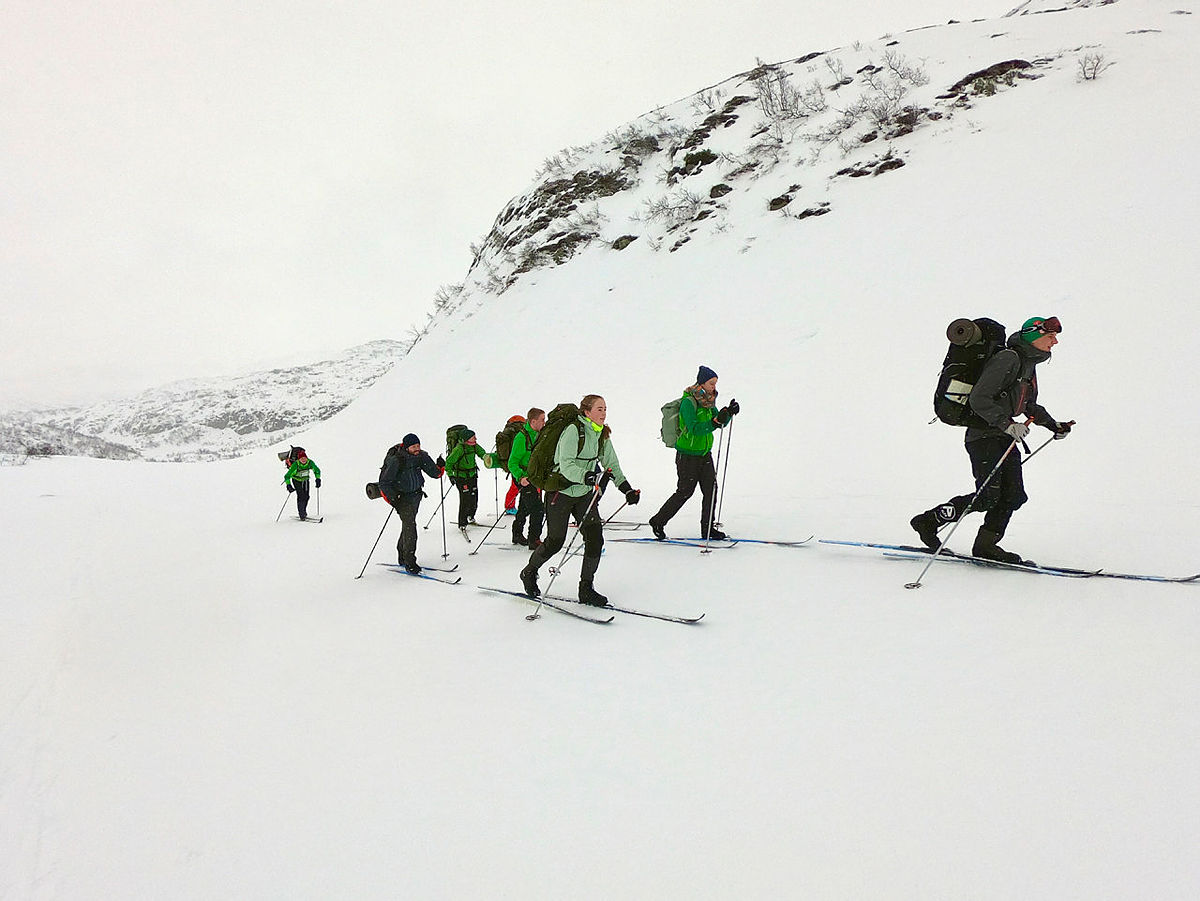 FELLESTUR: Lykken er å være på tur med ski på beina og et trivelig turfølge, på vei til en av STFs hytteperler.