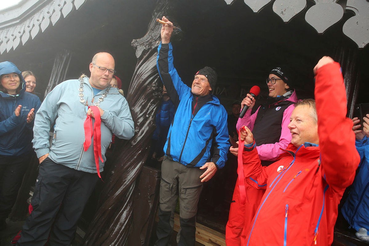 Lykke til med nye Breidablik! sa Bjarne Huse da han kuttet den røde snoren under åpningen søndag 30. juni.