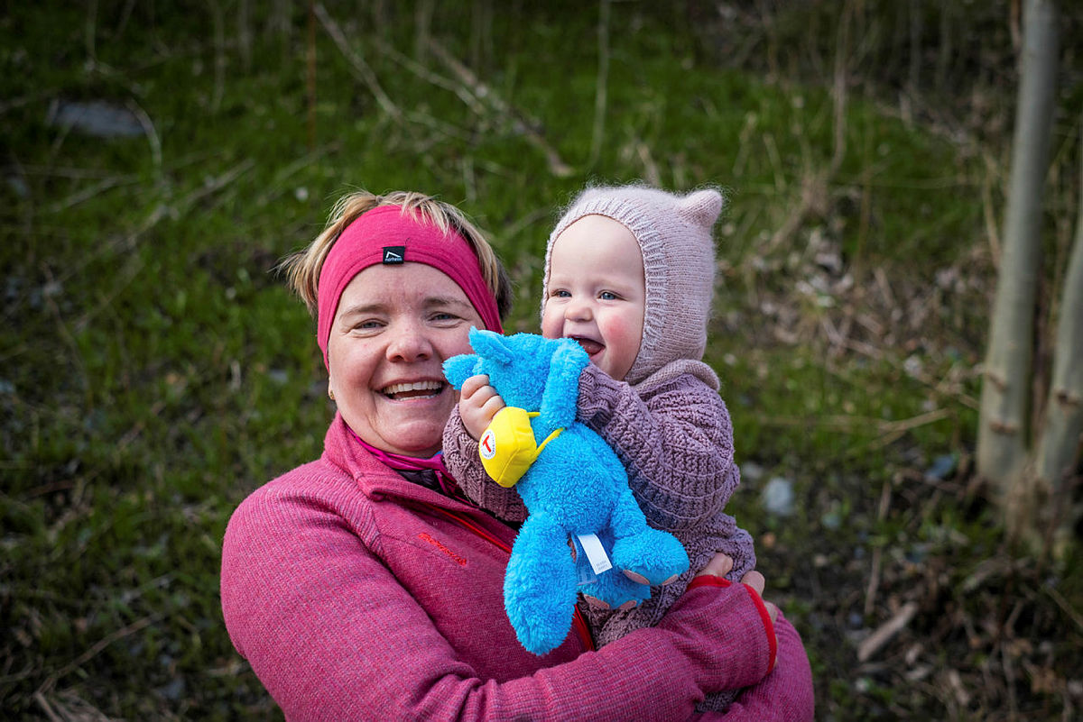 Lille Emma har stort sett sovet seg gjennom de 52 hverdagsturene og er strålende fornøyd med å bli overrasket av venner, familie og selveste Turbo etter å ha fullført alle turene sammen med mamma.