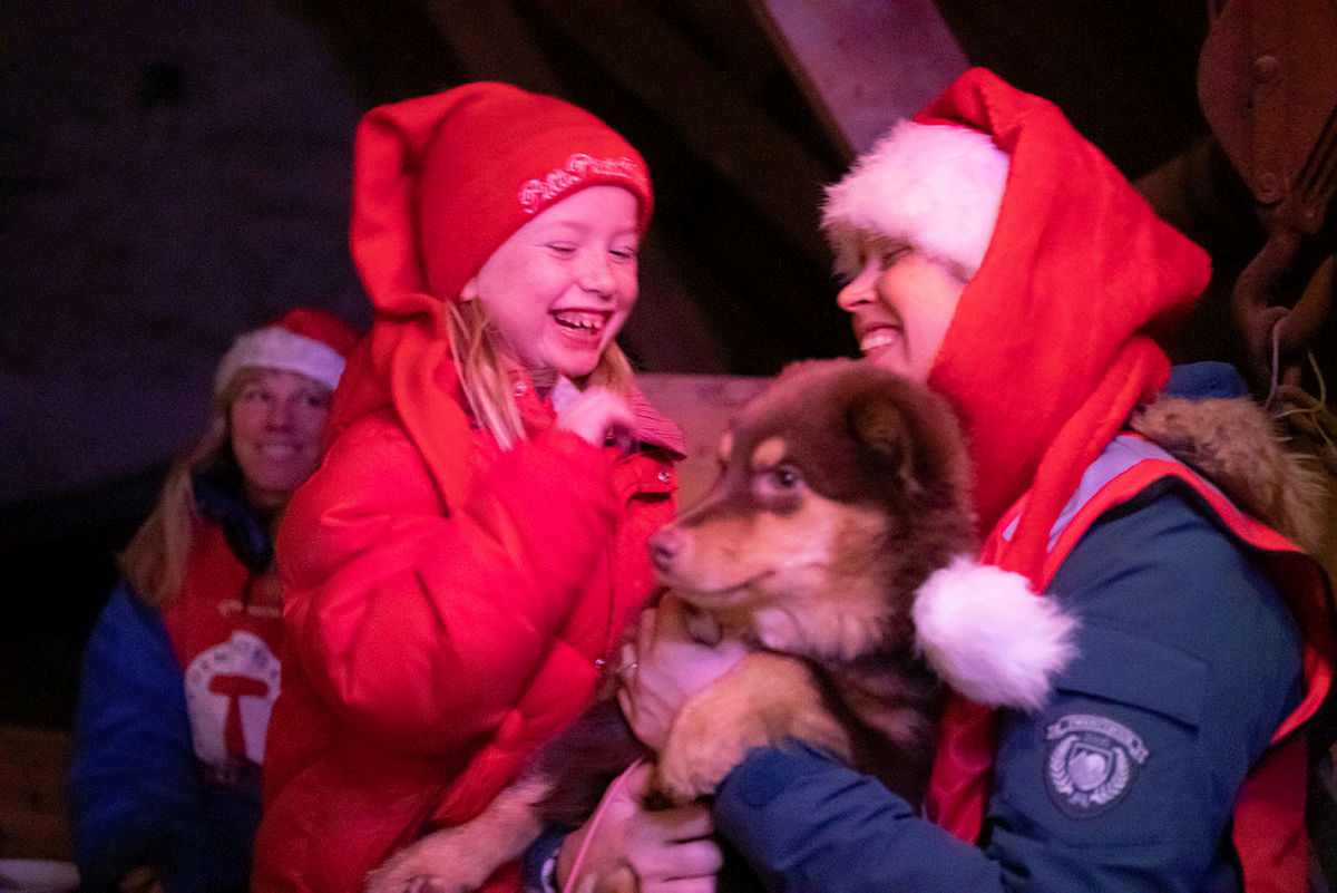 Mor Hanne Svendsen og datteren Julie Svendsen storkoser seg begge på juleavslutningen til Turboklubben. I bakgrunnen sitter Janne Sjøen som også er aktivitetsleder.