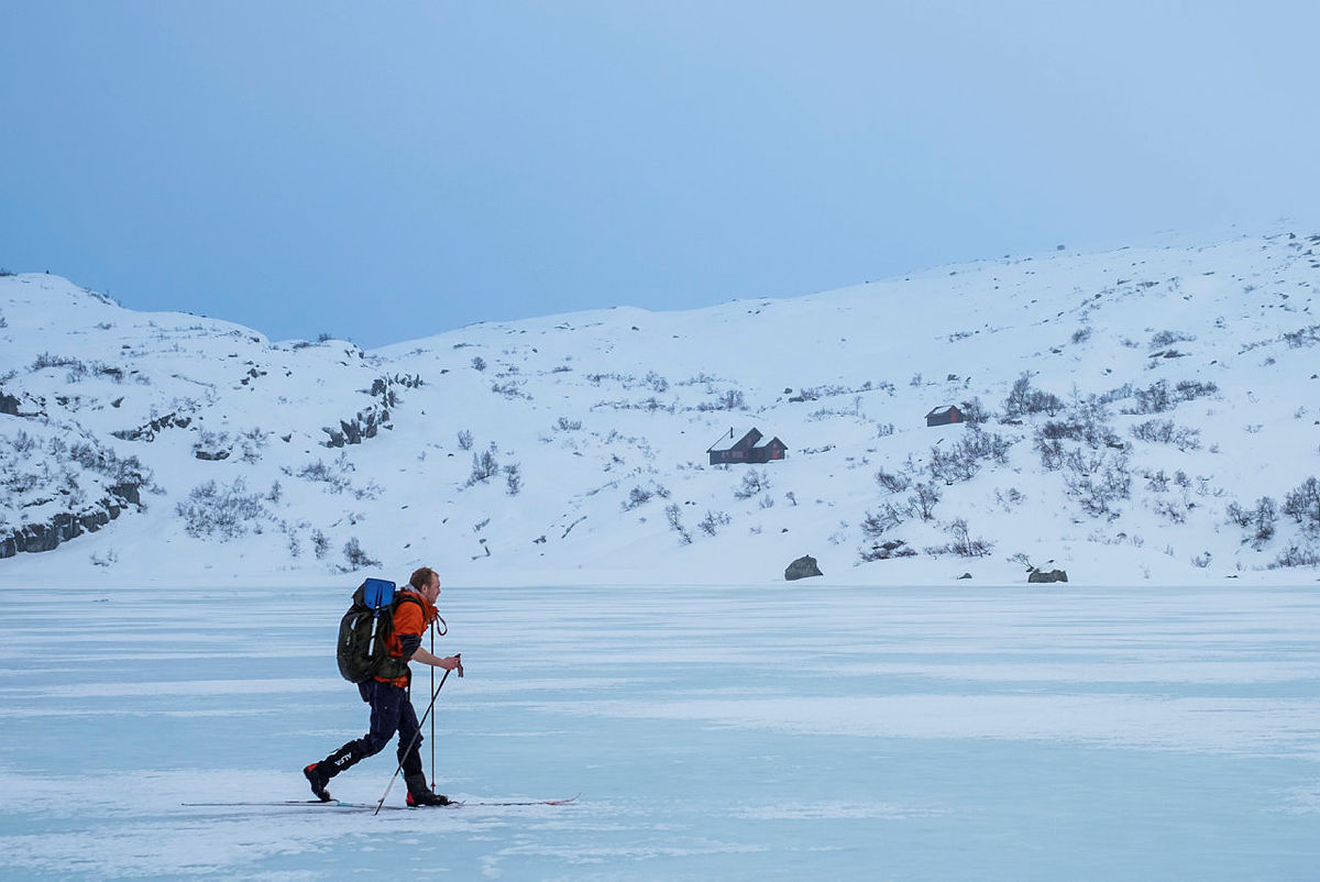 Førjulstur til Heiberghytta Grautheller, desember 2019. Mannen på bildene er Sveinung Mosnes. Is, overvann, desembersnø.
