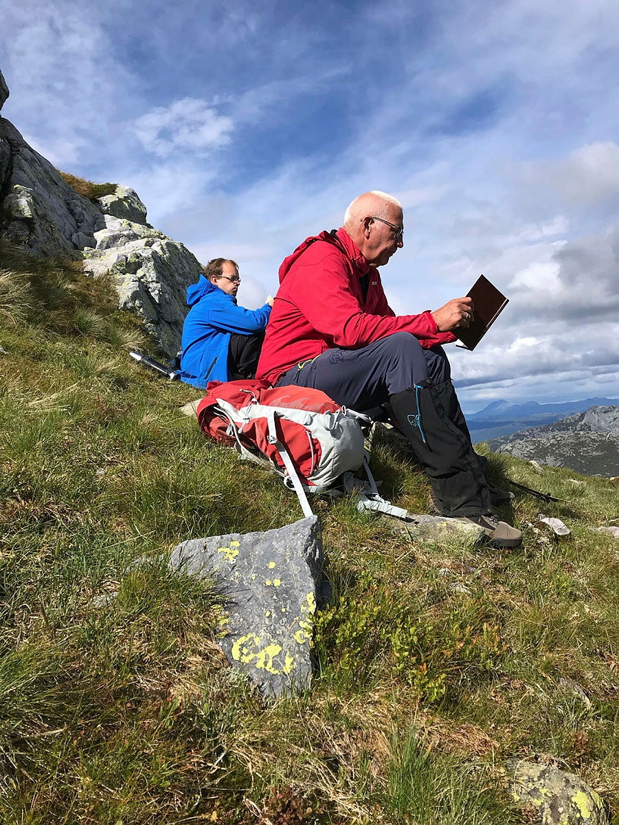 Ottar Kaasa leser litt fra boka Lifjell i farne tider.