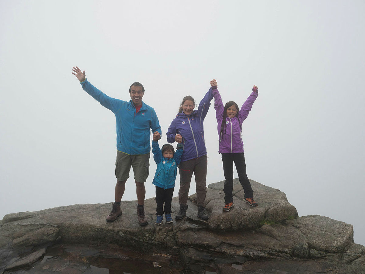 Null utsikt frå Preikestolen, men når ein når toppen er det jubel som gjeld - sjølvsagt!