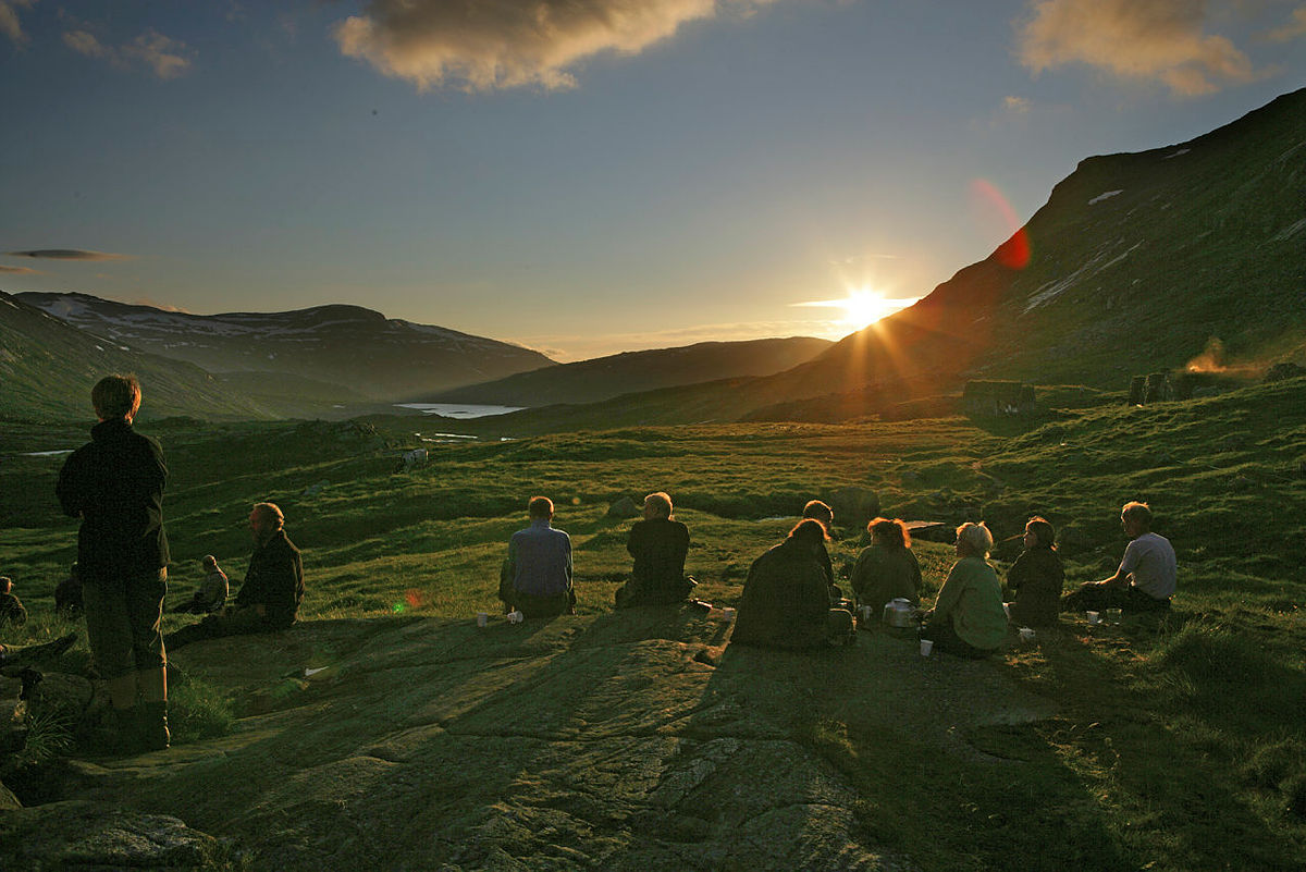 Solnedgang ved Stavali Turisthytte på Hardangervidda
