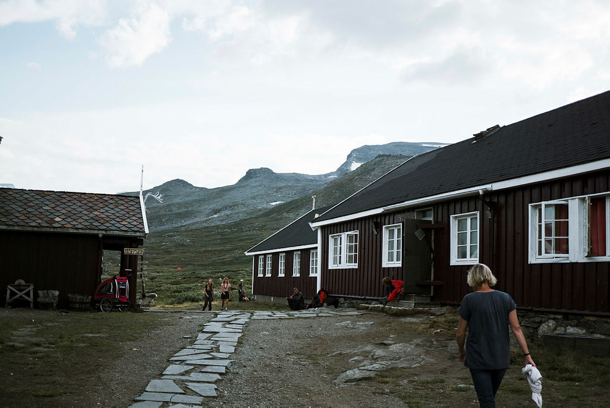 Glitterheim ligger i 1400-meters høyde nordøst i jotunheimen med noen av de flotteste omgivelsene i Jotunheimen utenfor hyttedøra.