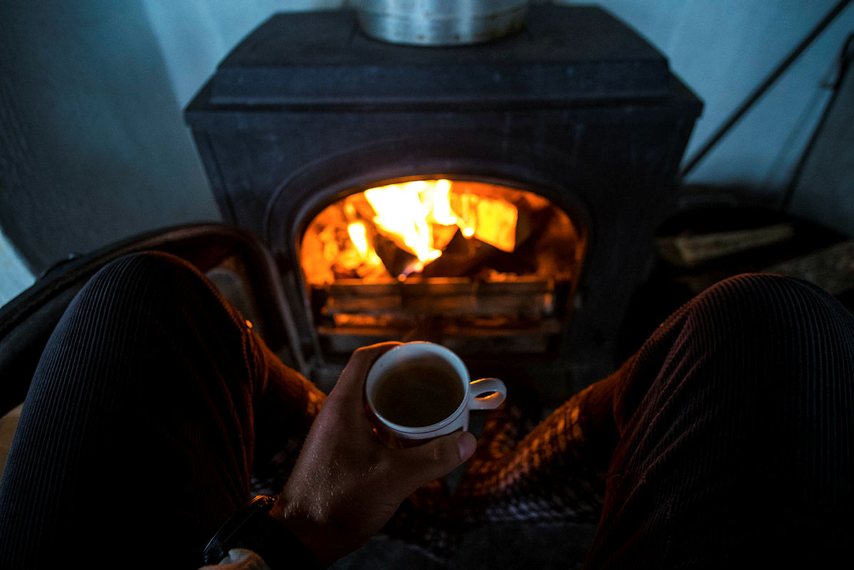 Kaffe foran ovnen på Taumevatn turisthytte i Ryfylkeheiene.