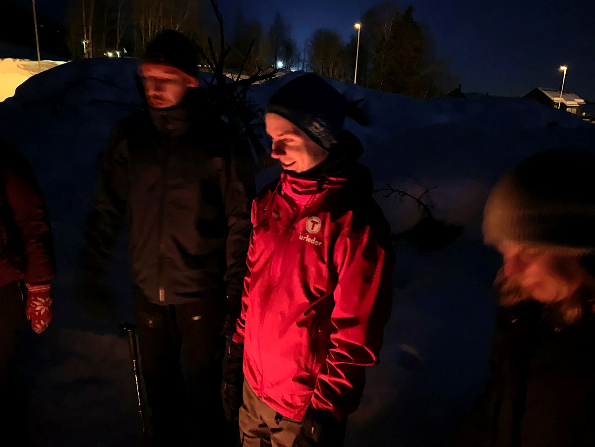 Rundt bålpanna i bunnen av Bergebakken