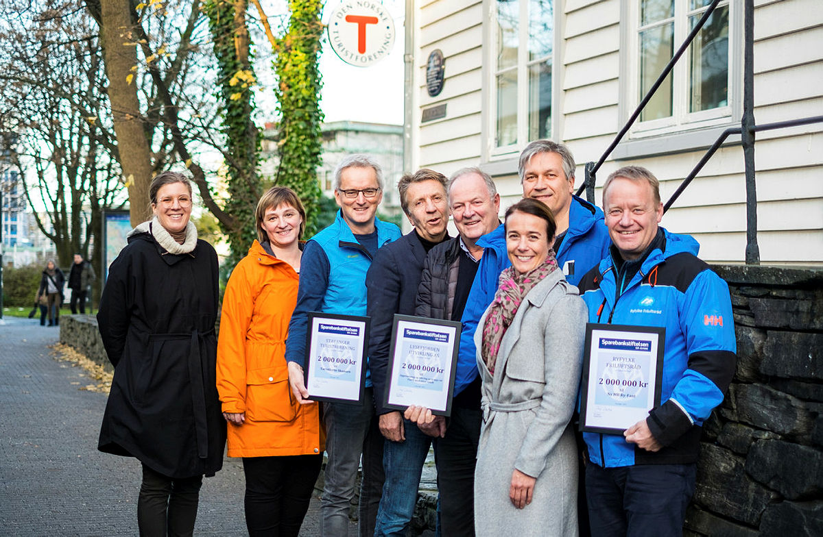 Lysefjorden rundt er et samarbeidsprosjekt som har bred støtte. Skansen turisthytte fikk i den forbindelse tildelt 2 millioner kroner fra Sparebankstiftelsen SR-Bank, samtidig som også andre prosjekter i Lysefjorden fikk støtte. Fra venstre: Kerstin Kesper og Ann-Elene Lund fra Ryfylke Friluftsråd, Preben Falck fra Stavanger Turistforening, Per A. Thorbjørnsen fra Stavanger kommune, Tor Dahle og Ellen Instefjord fra Sparebankstiftelsen SR-bank, Helge Kjellevold fra Lysefjorden Utvikling og Hans Olav Sandvoll fra Ryfylke Friluftsråd.