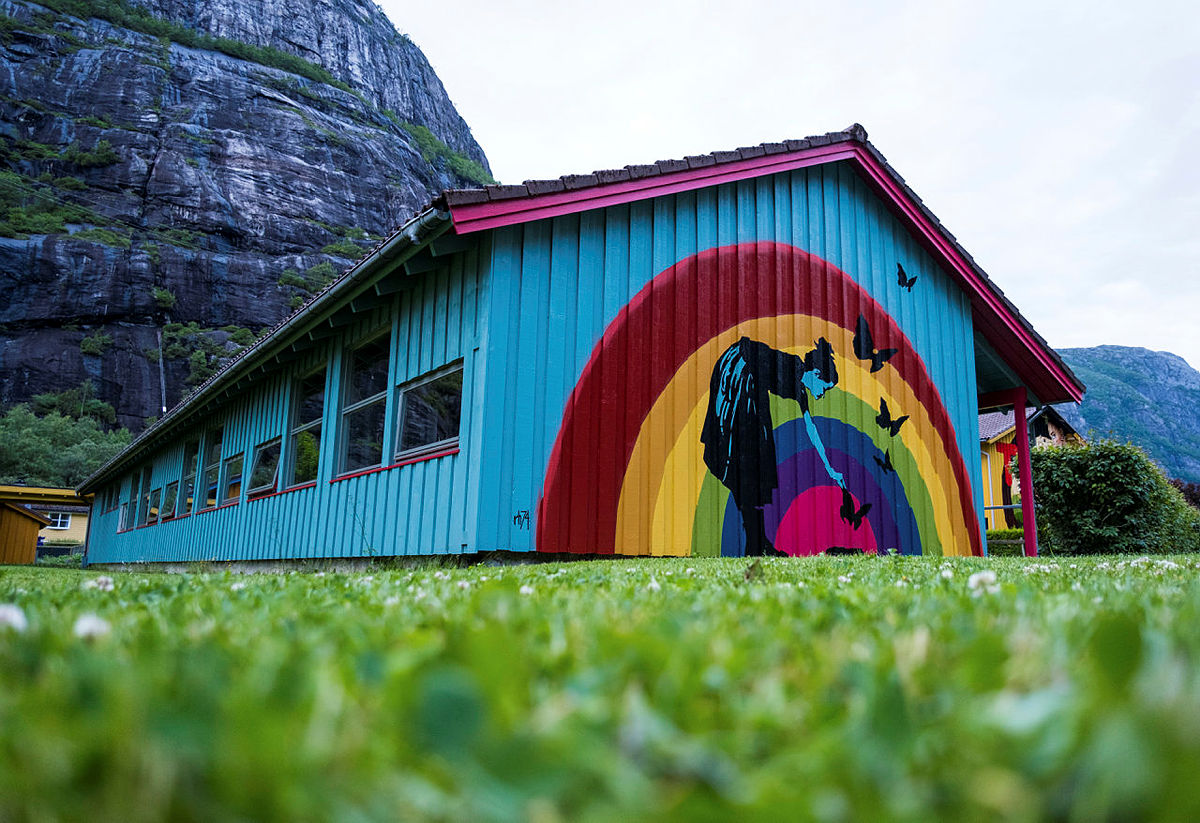 Bilder av Lysefjorden Turishytte etter oppussing. Kunst på veggene fra RH74, Renate Hermansen. Fargerik, mangfold, regnbuen.