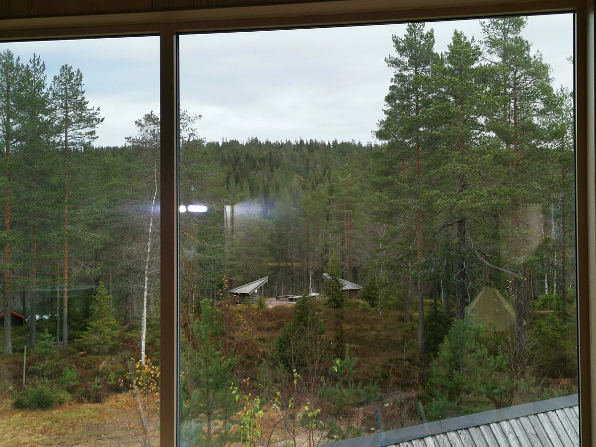 Fra storstua i det nye losjibygget får vi vakker utsikt mot Kobberhaugtjern.