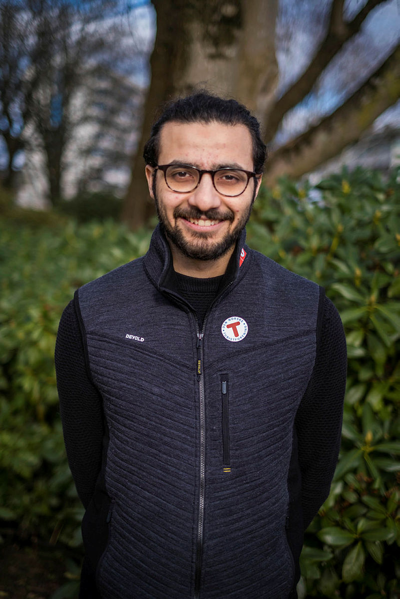 Mucahit er født og oppvokst i Tyrkia. Han kom til Norge i desember 2019. Glad i sykkelturer og bålsamtaler. Våren 2021 har han praksisplass.