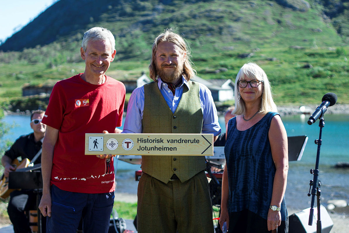 Historisk vandrerute Jotunheimen ble åpnet tidligere i sommer. F.v. generalsekretær i DNT, Nils Øverås, bestyrer på Gjendesheim Marius Haugaløkken og Marit Huuse, Riksantikvaren.