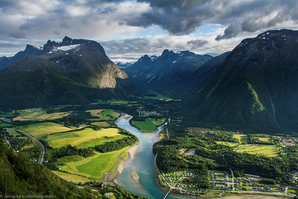 De majestetiske Romsdalsalpene sett fra utkikkspunktet Rampestreken.Åndalsnes, Rauma kommune.
