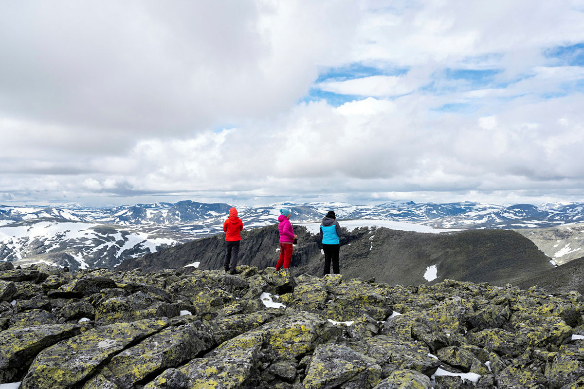 Utsikt fra toppen retning Kjelsungdalen, Lesjafjellene og Åmotsdalen.
