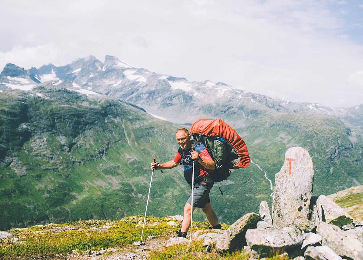En av de mange blide og sterke DNT-frivillige på Monsen minutt for minutt i Jotunheimen. Etappene fra Skogadalsbøen til Vetti.