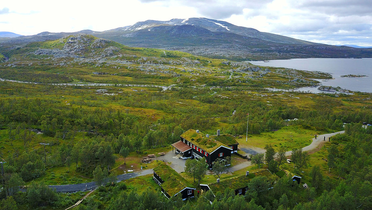 Nedalshytta ligger fint til innunder Sylmassivet. Om litt kommer sommeren hit i år også.