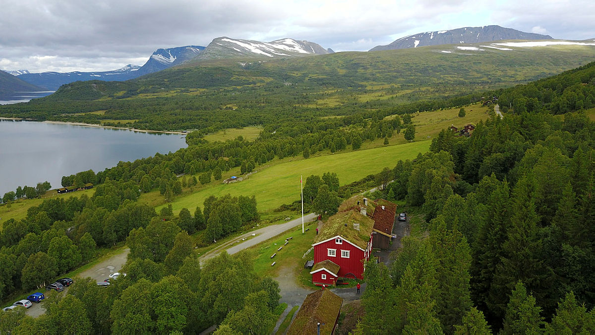 Gjevilvasshytta med utsikt mot Kamman og Blåhøa.
