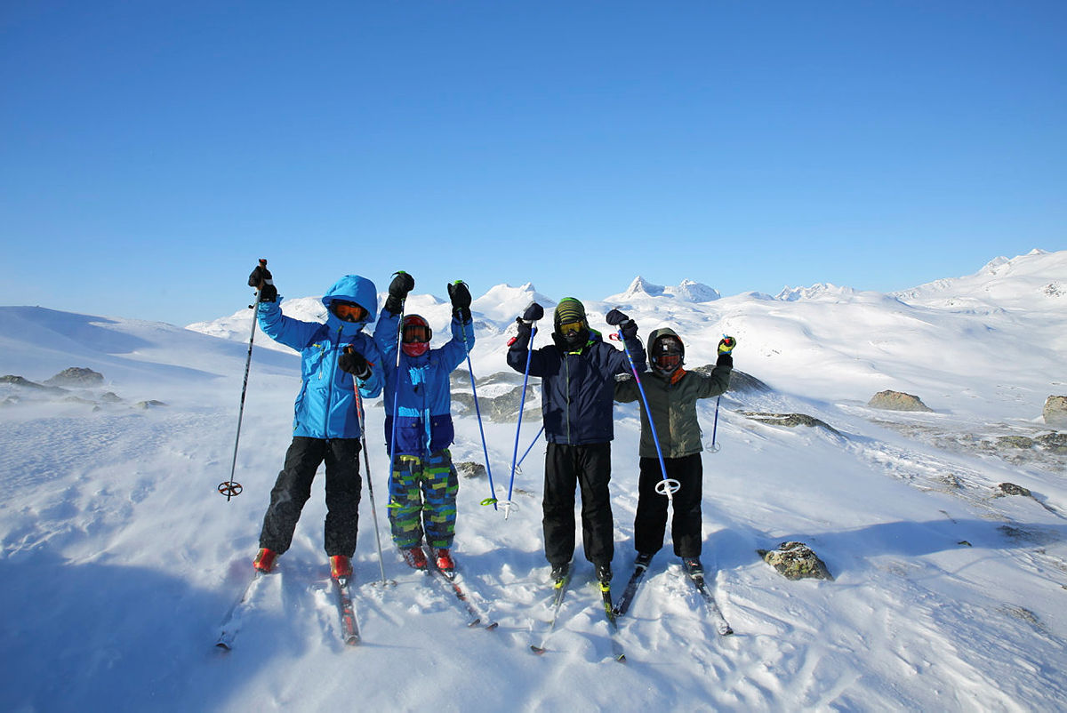På skitur med barn fra Fondsbu.