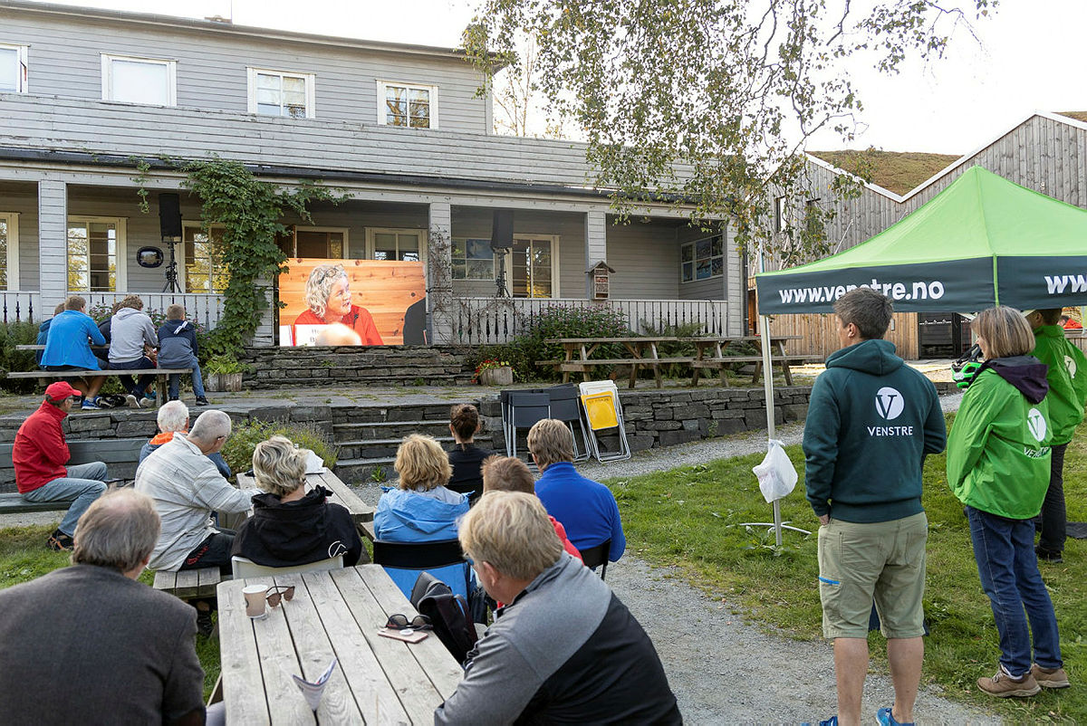 De fleste satt inne, men noen fulgte debatten fra storskjermen ute