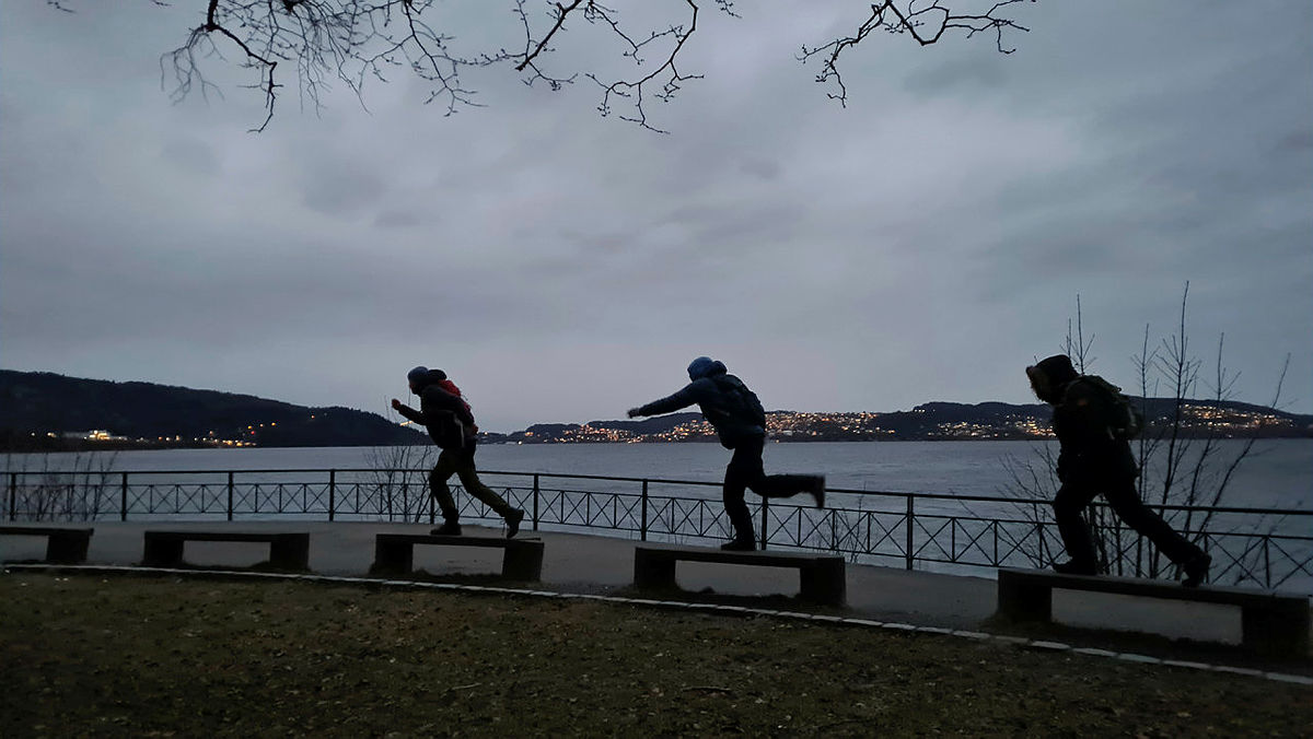 Turleder Jon Fraczak på fotokurs med andre turledere i Nordnesparken. Her har han kommandert noen turledere opp på benkene og får et spennende bilde med fin kontrast i.