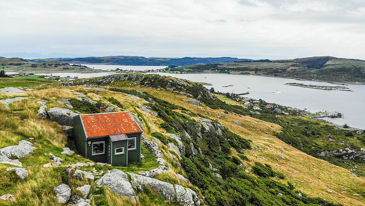 Fjøløy turisthytte er en bynær idyllisk liten perle med spektakulær utsikt!