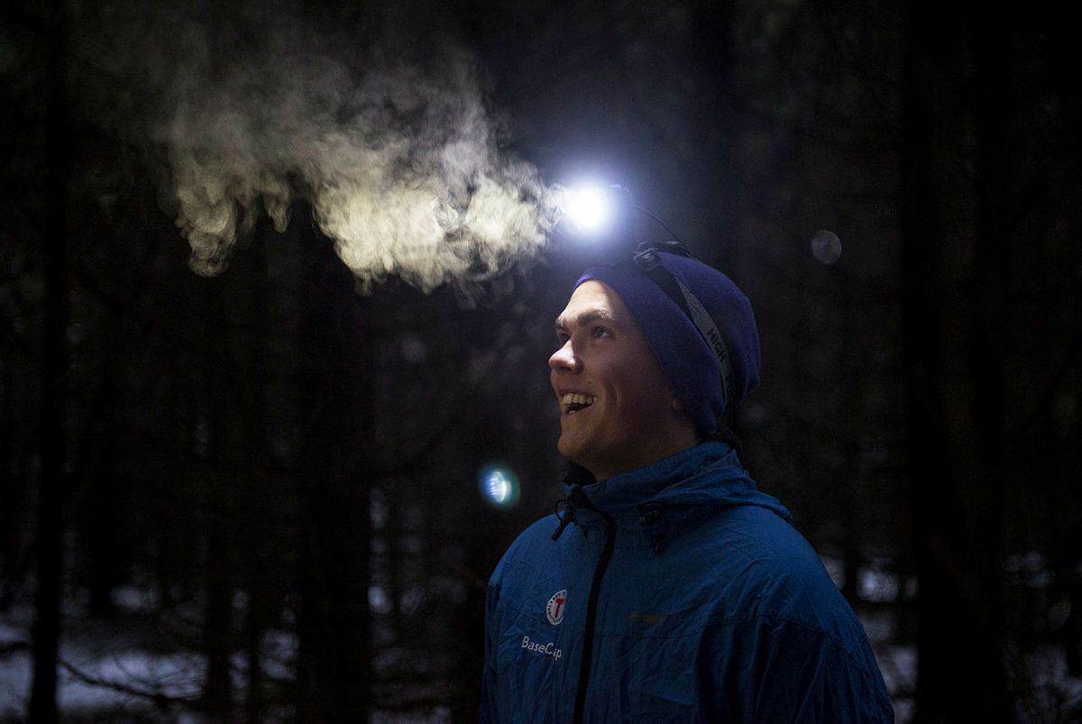 Stig Øystein Schmidt fra DNT Ung tar på seg hodelykta og går en tur i vintermørket.