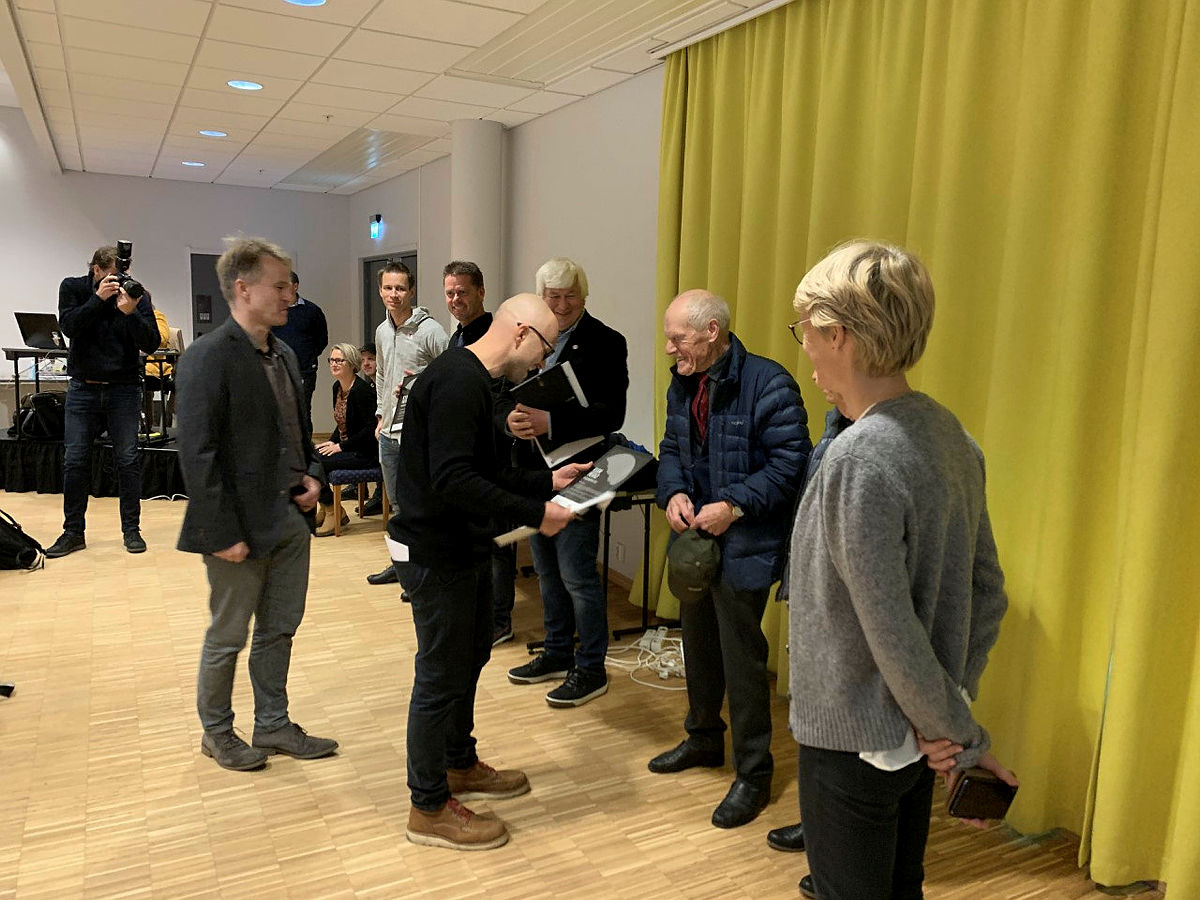 Kvam Herad tildeler Byggeskikkprisen 2020 for byggingen av Breidablik til Bjarne Huse, Anne Marit Huse, Eilif Bjørge og Bergen og Hordaland Turlag, 3. november 2020.