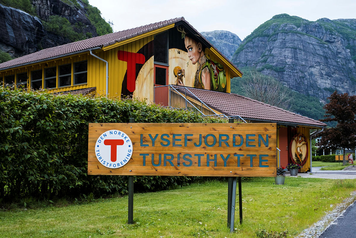 ANNERLEDES: Nyoppussede Lysefjorden turisthytte er prydet av gatekunst laget av Renate Hermansen