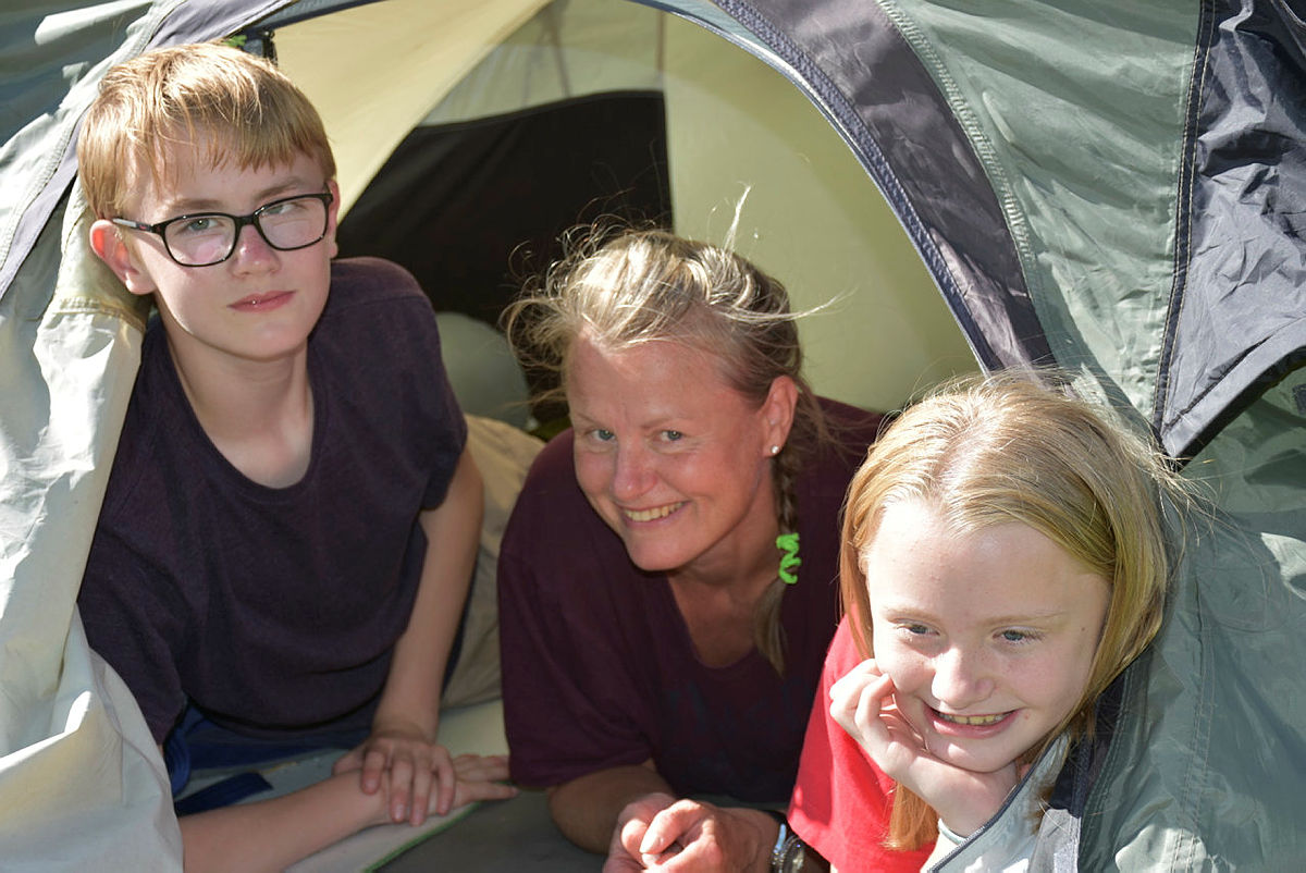 Erlend og Ingvild MariaBarli Grønvold har sovet i telt sammen med mor Line Monica Grønvold. Kom Deg Ut-dagen 2. september 2018, Breivoll i Ås.